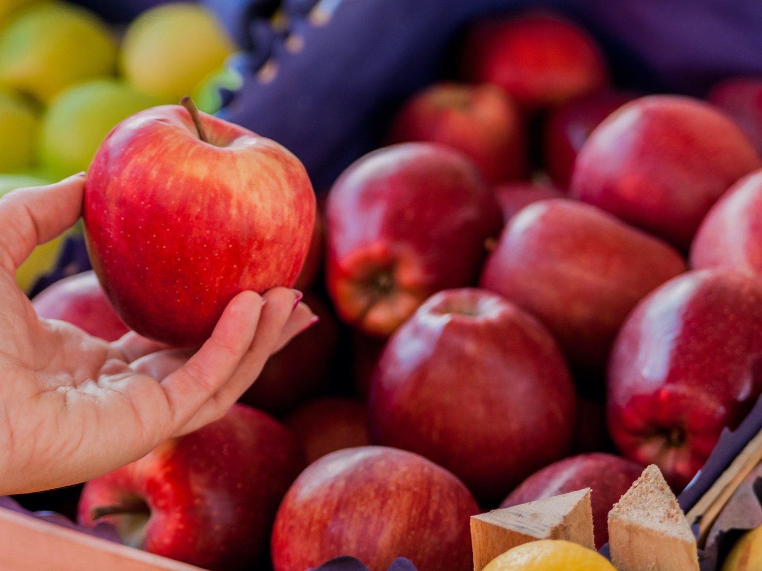 Alerta alimentaria: retiran estas populares frutas del supermercado y piden evitar su consumo