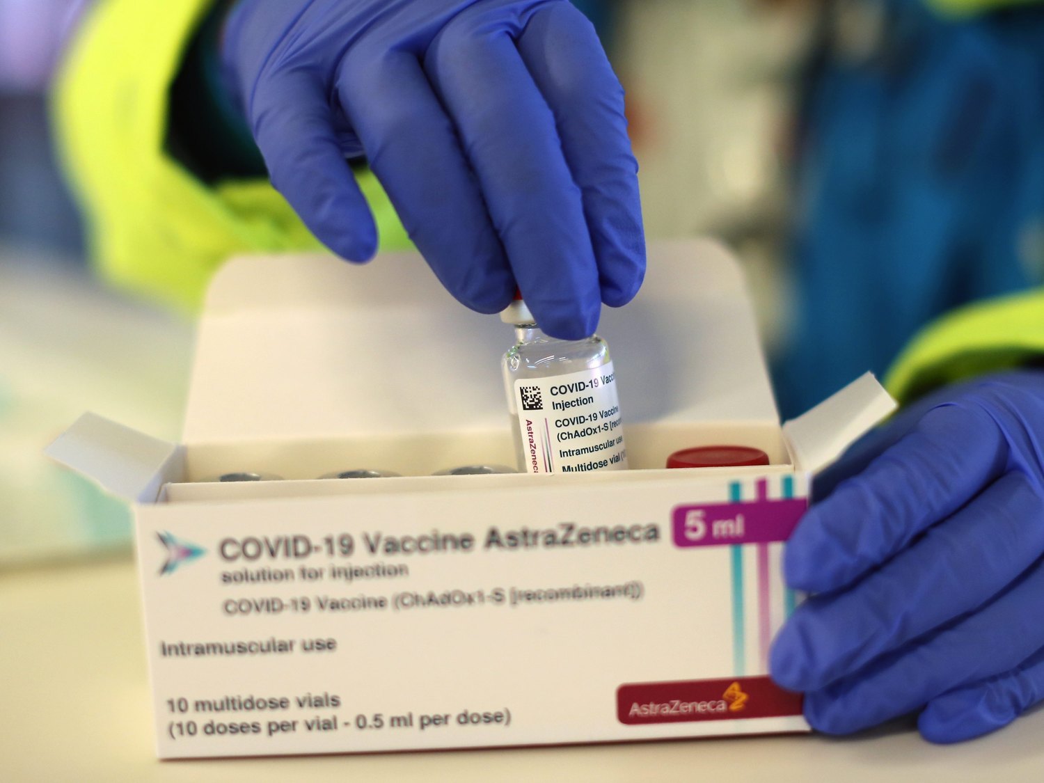 La vacuna de AstraZeneca y los trombos: España ha recibido y administrado el lote investigado