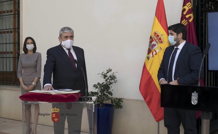 El presidente murciano, Fernando López Miras, junto a dos consejeros tránsfugas