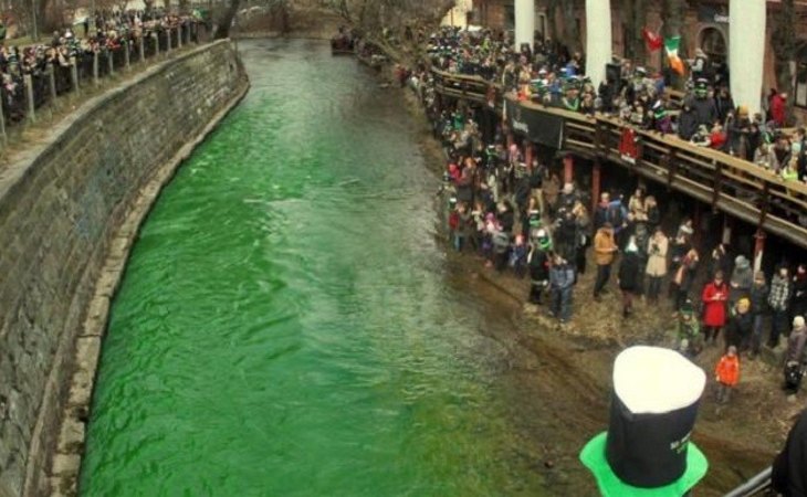 El río Liffey, en Irlanda, teñido de verde por la celebración de San Patricio