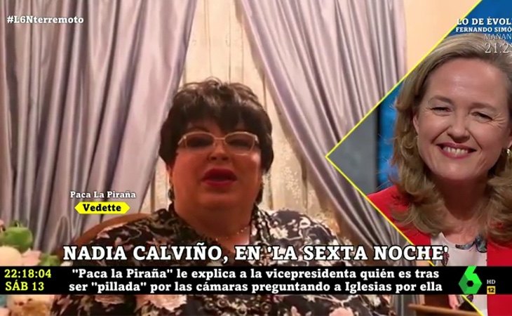 Paca la Piraña invitando al huerto a Nadia Calviño