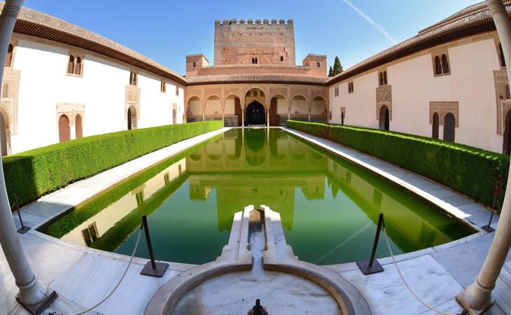 Uno de los patios del Palacio de Comares y Los Leones