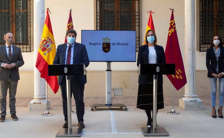 Fernando López Miras, presidente de la Región de Murcia, junto a los tránsfugas de Ciudadanos