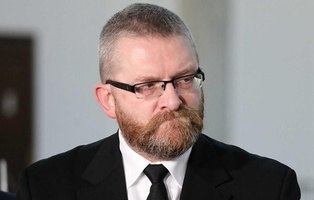 Un parlamentario de Polonia acusa de pedofilia a los homosexuales y propone que se les castigue con latigazos