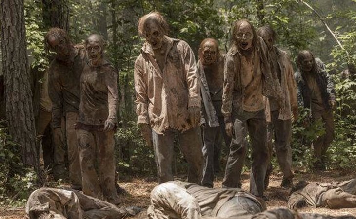 Varios caminantes en 'The Walking Dead'