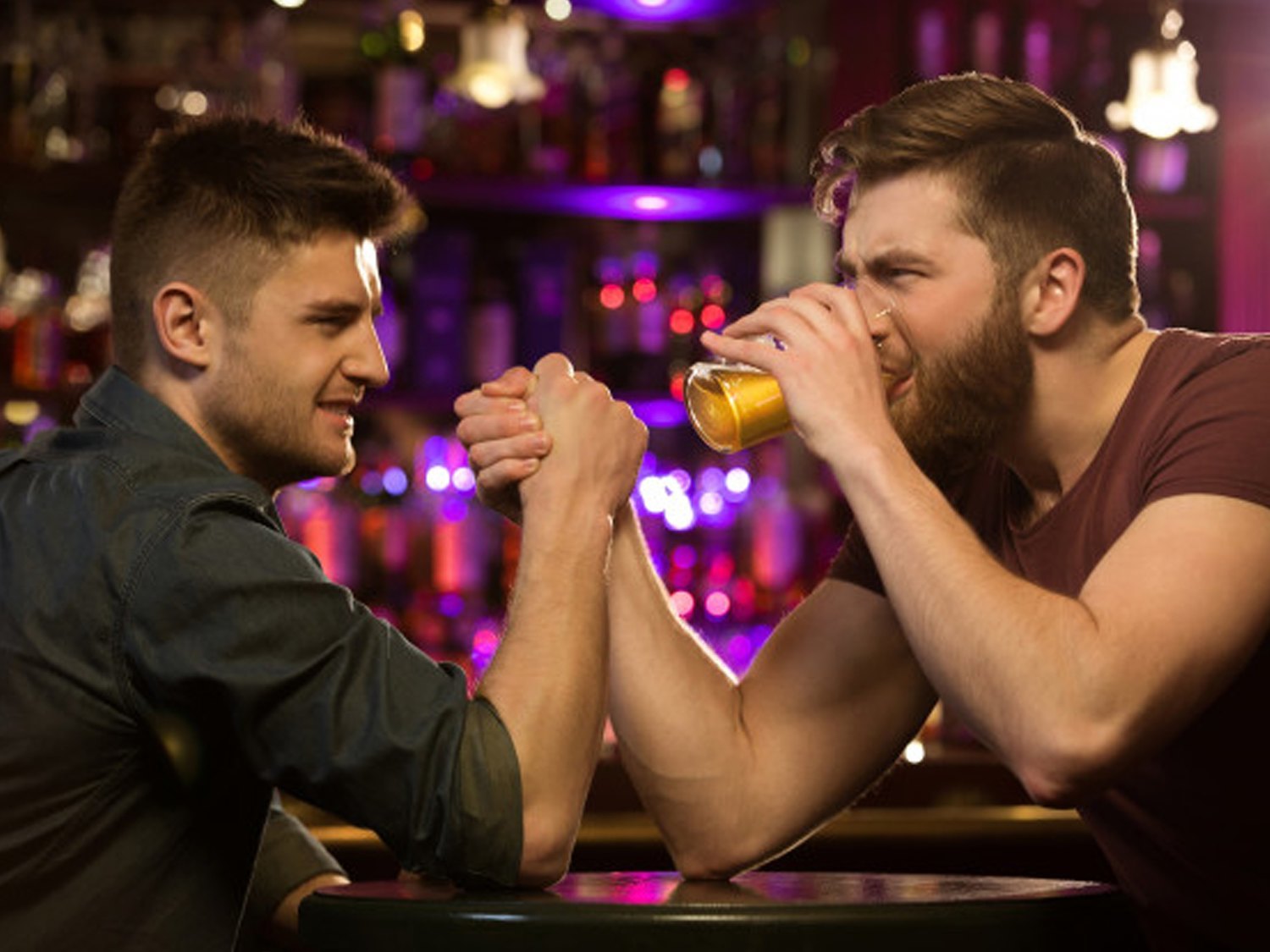 Los 'heteros' se sienten atracción hacia personas del mismo sexo cuando beben, según un estudio