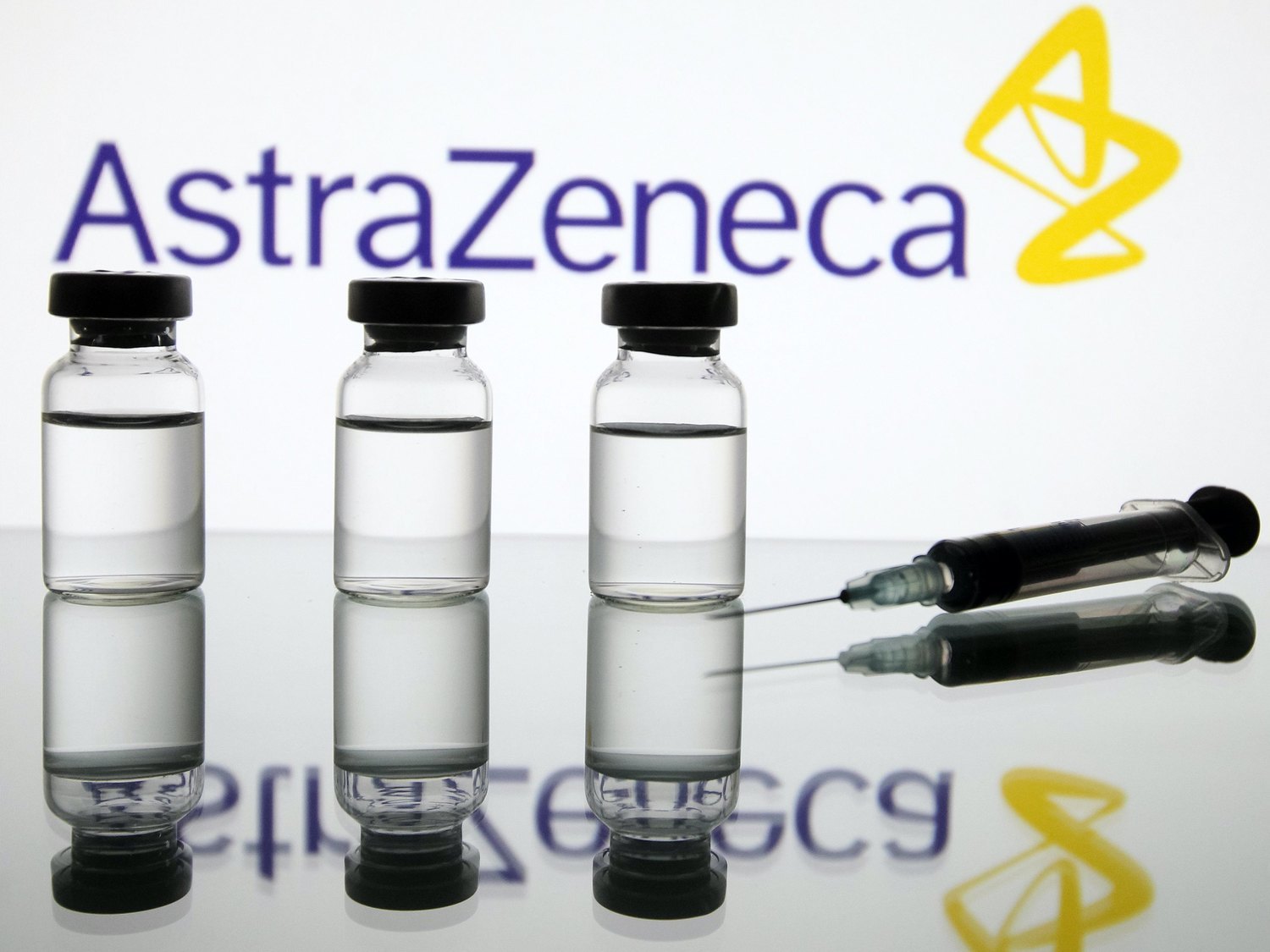 AstraZeneca esconde casi 30 millones de dosis en Italia para enviarlas a Reino Unido