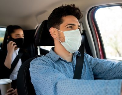 La multa que te espera por quitarte la mascarilla cuando no debes en el coche