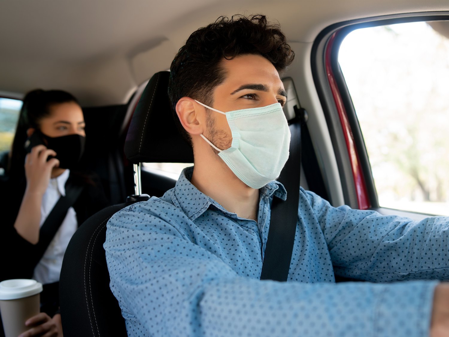 La multa que te espera por quitarte la mascarilla cuando no debes en el coche