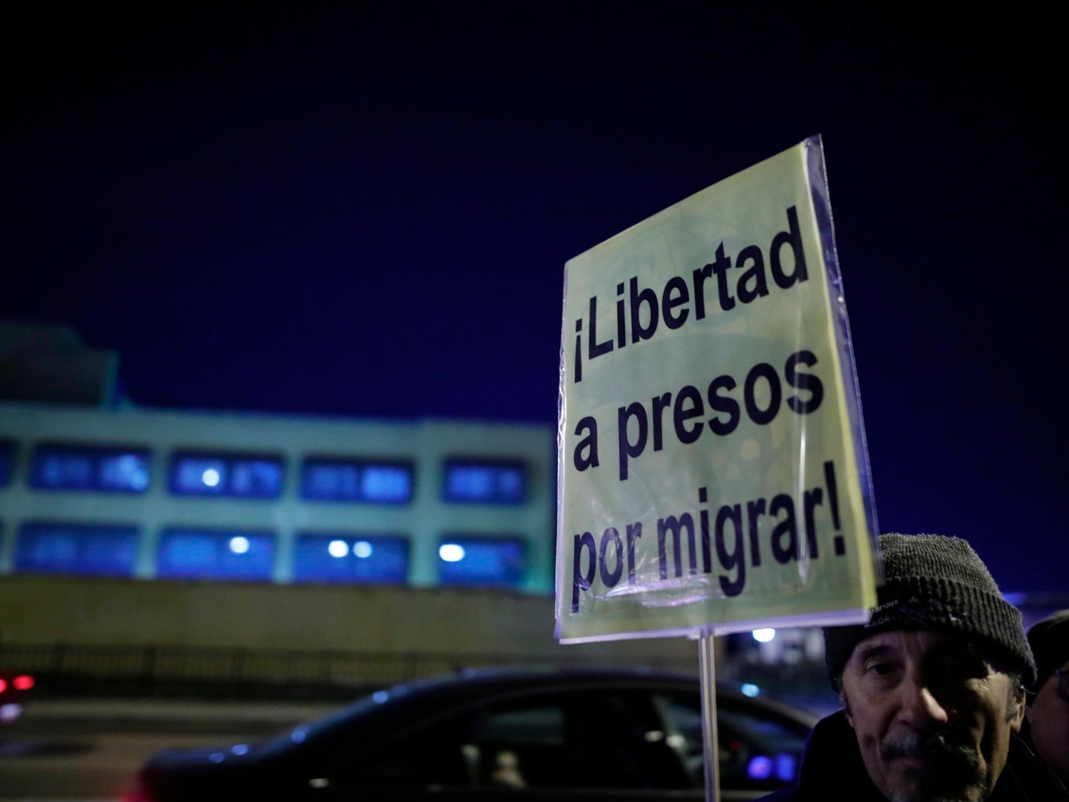 Los internos del CIE de Aluche denuncian "agresiones arbitrarias" e "insultos" de policías