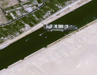 Reflotan parcialmente el Ever Given, ebuque que llevaba una semana encallado en el Canal de Suez