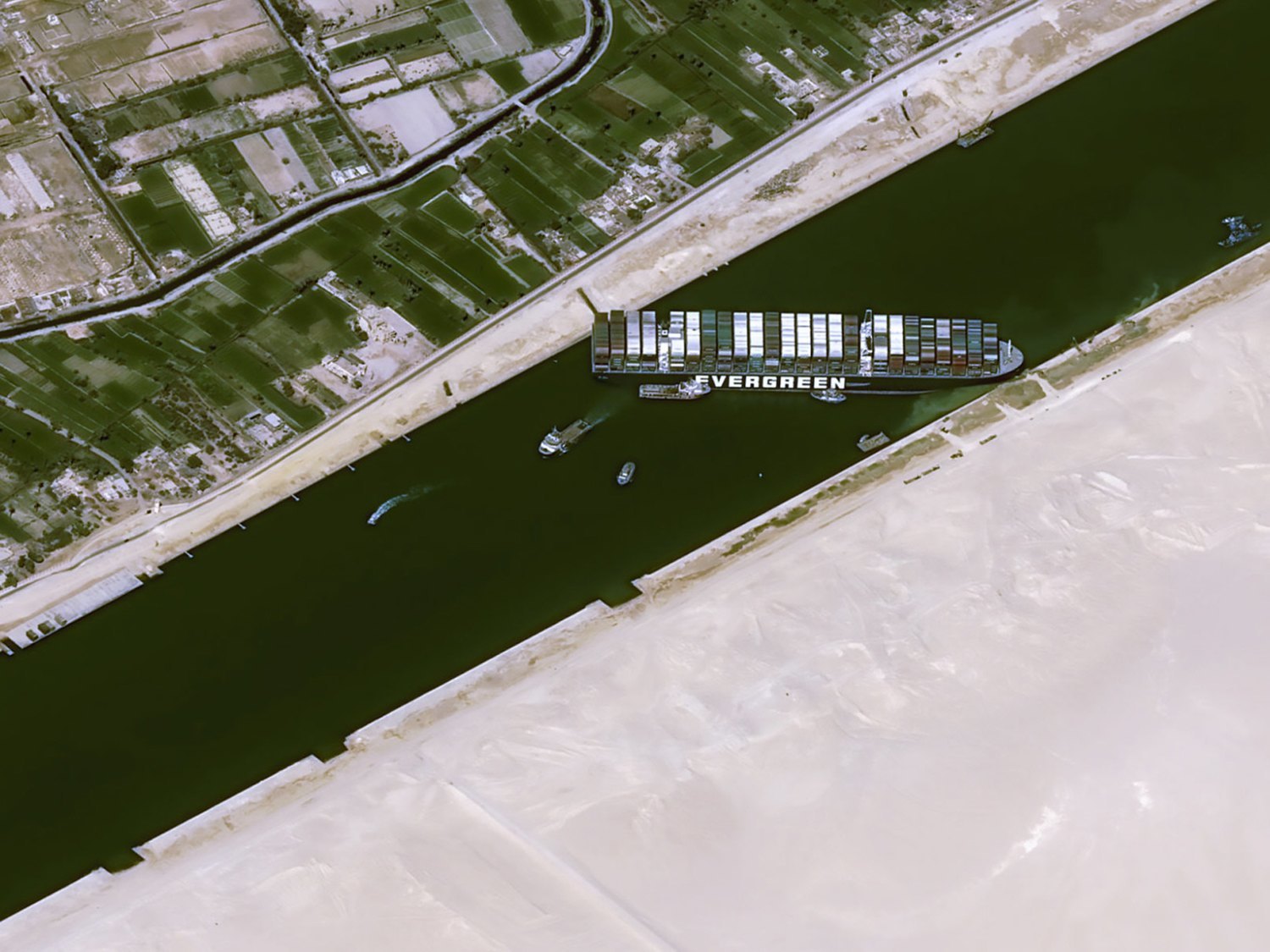 Reflotan parcialmente el Ever Given, ebuque que llevaba una semana encallado en el Canal de Suez