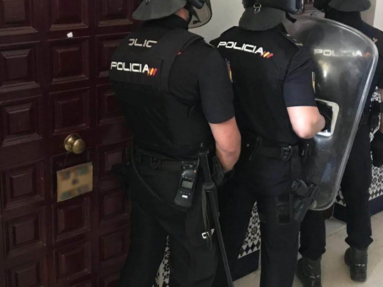La Policía se ampara en la Ley Mordaza para entrar a los domicilios con fiestas ilegales