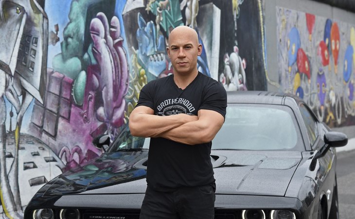 Vin Diesel frente a un coche