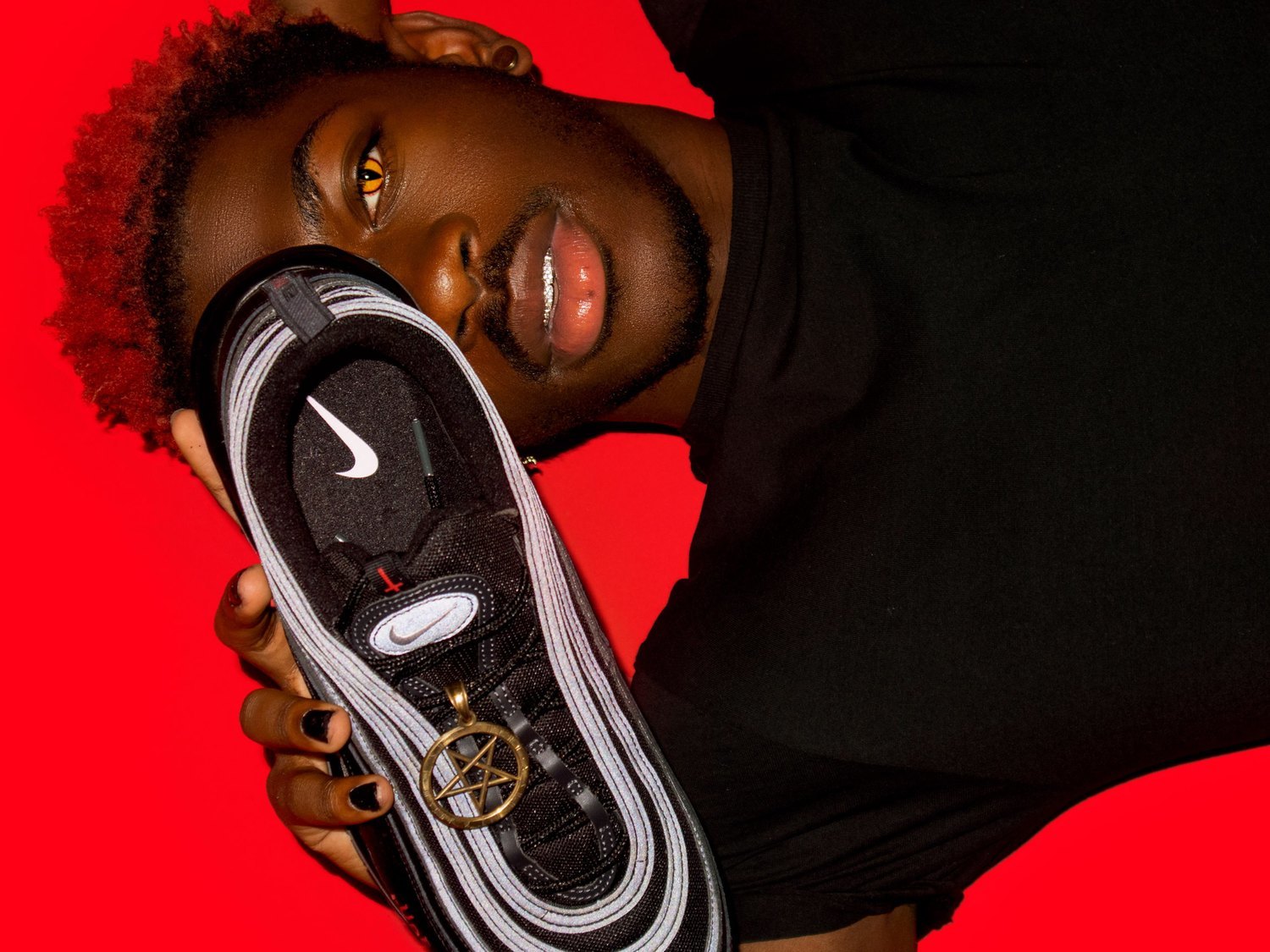 Nike denuncia las "zapatillas satánicas" de Lil Nas X que contienen sangre humana