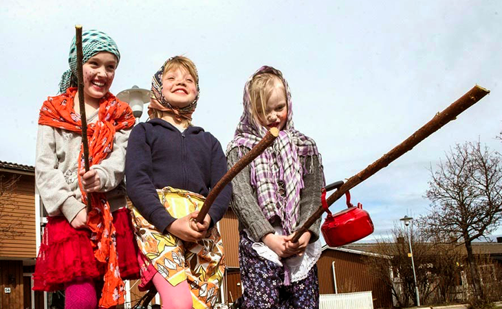 Los niños se disfrazan de brujas