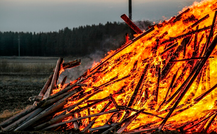 Los finlandeses encienden sus hogueras antes de Semana Santa