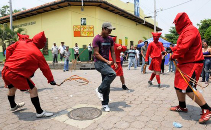 Los talcigüines persiguen a la gente