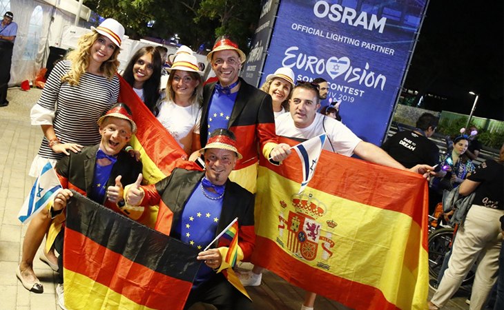 Eurofans españoles y alemanes a la entrada del Pabellón 2 del Centro Internacional de Convenciones de Tel Aviv, en 2019. Créditos: Andres Putting