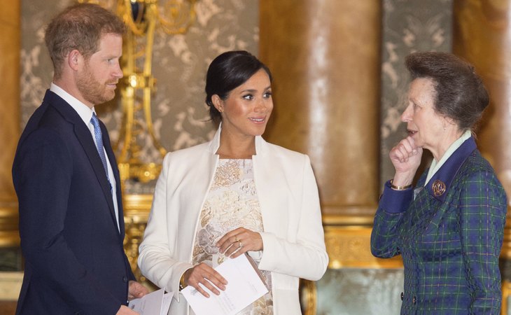 Los duques de Sussex, Harry y Meghan Markle, junto a la princesa Ana