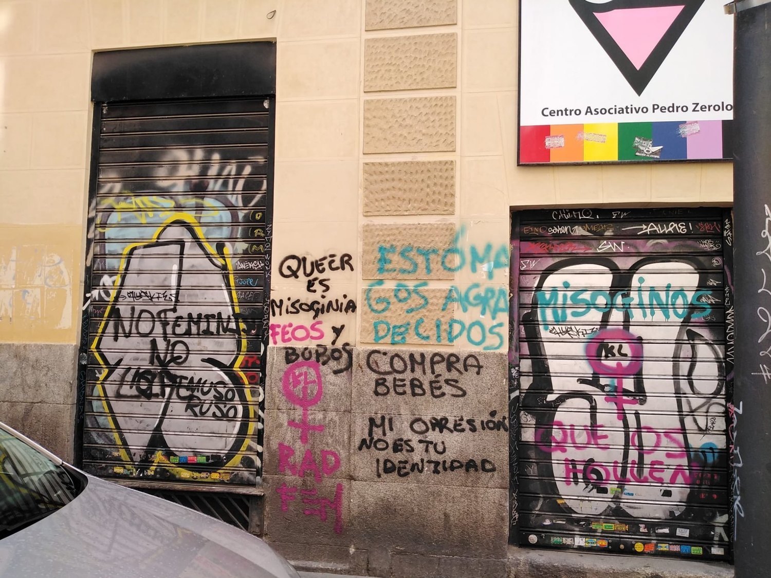 Las tránsfobas TERF vandalizan la asociación LGTBI COGAM con pintadas contra la Ley Trans