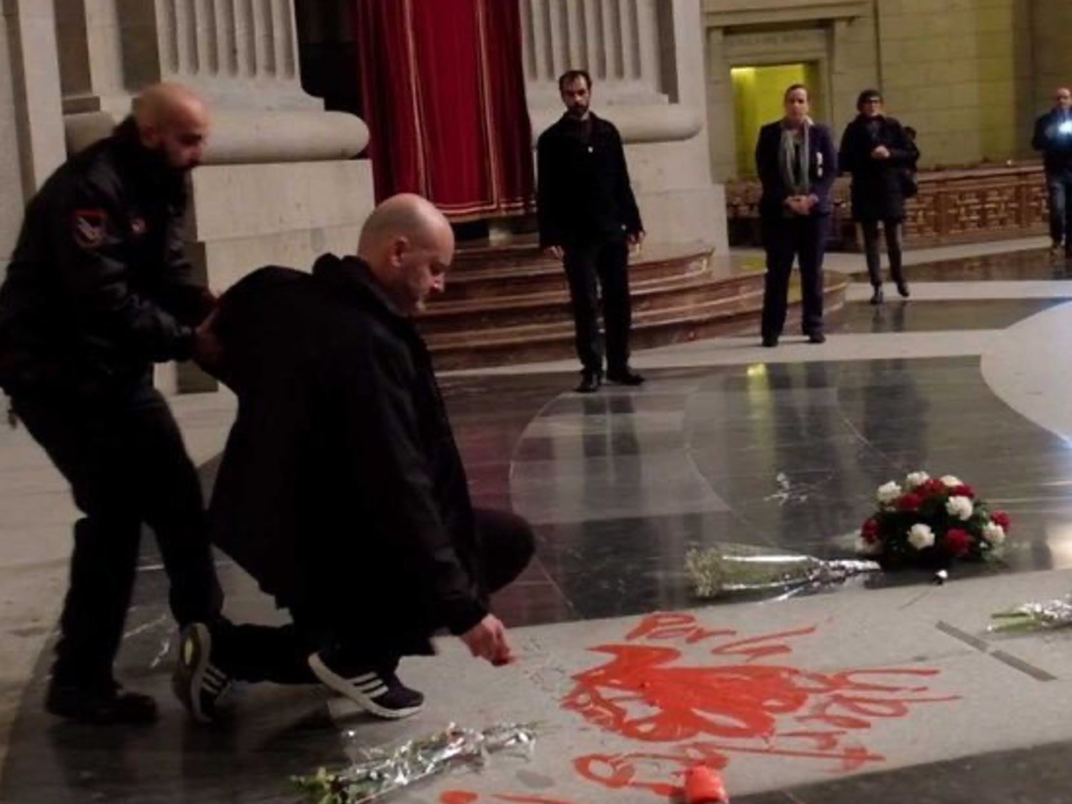 Juzgarán con cárcel al artista que pintó la lápida de Franco por delito contra la libertad y profanación