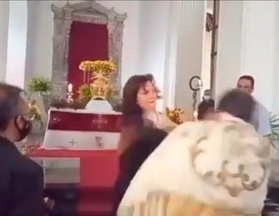 Una mujer interrumpe la misa para abofetear al sacerdote que la oficiaba