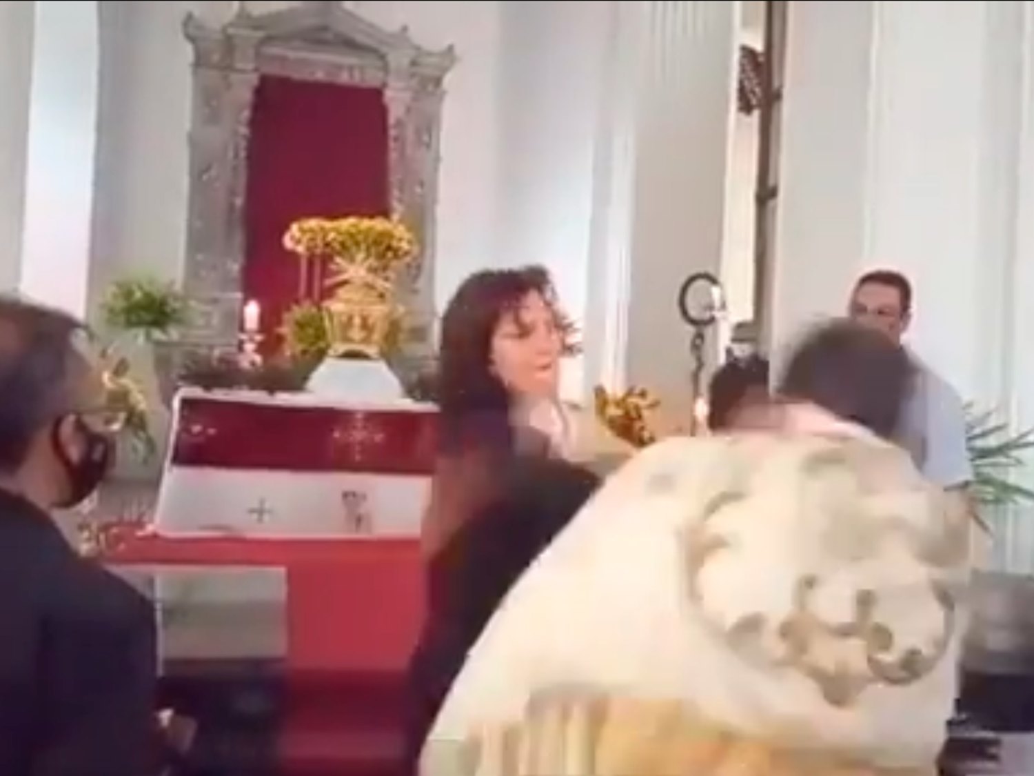 Una mujer interrumpe la misa para abofetear al sacerdote que la oficiaba