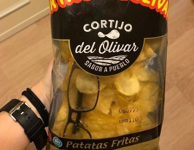 Una joven encuentra unas gafas dentro de una bolsa de patatas fritas