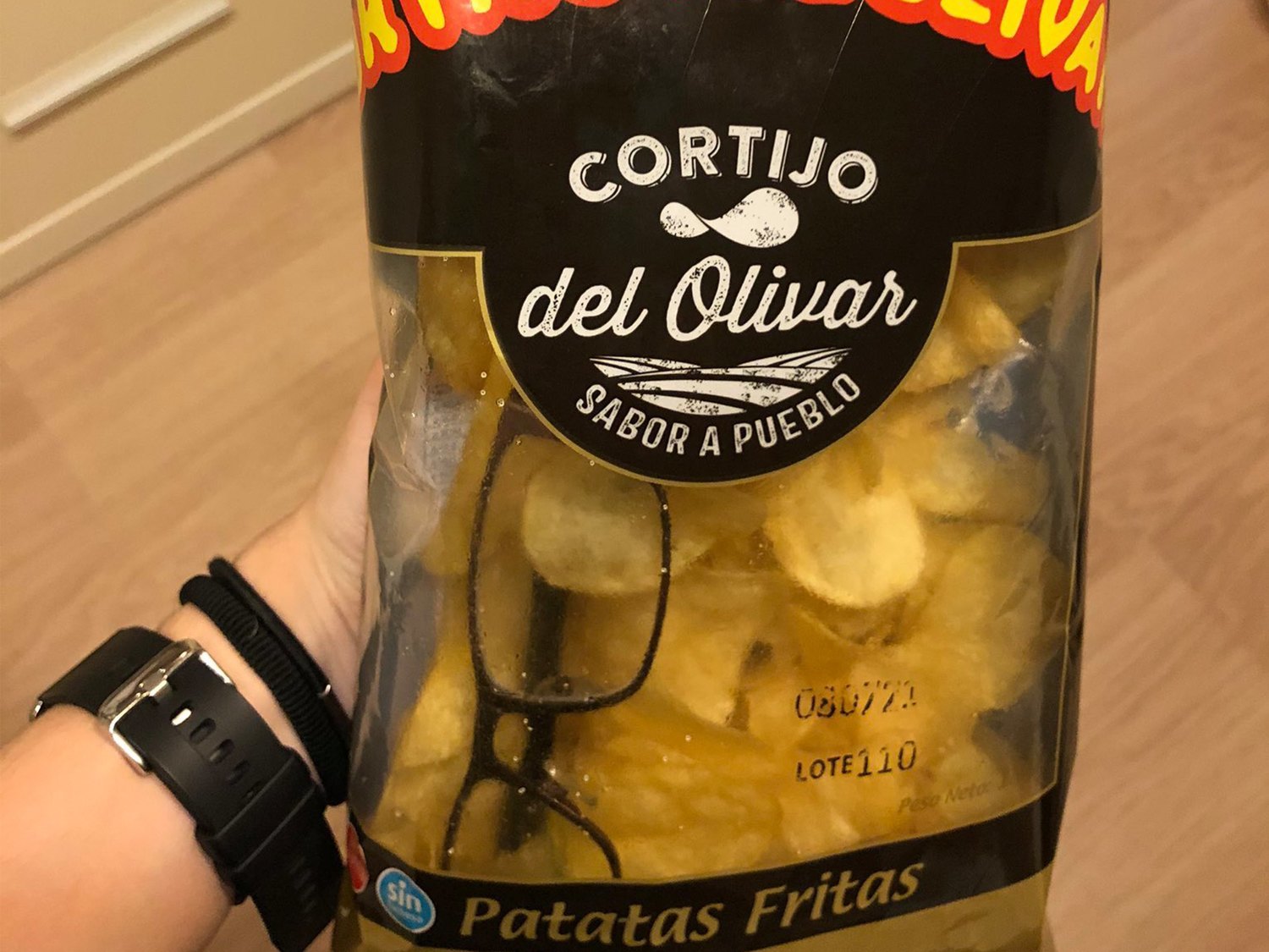 Una joven encuentra unas gafas dentro de una bolsa de patatas fritas