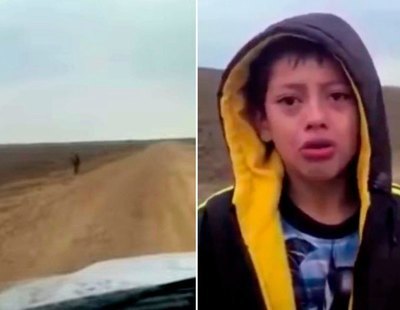 Un niño migrante solo en la frontera de Estados Unidos pide ayuda llorando a un agente