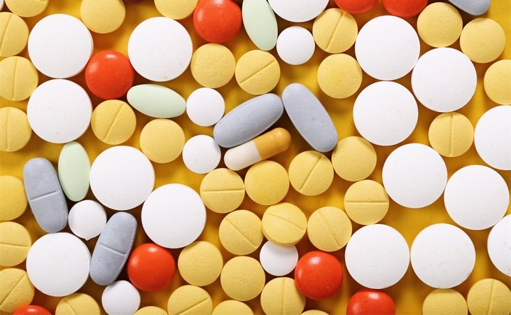 Muchos medicamentos continúan en venta en farmacias a pesar de sus efectos secundarios