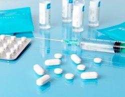 6 fármacos con efectos secundarios más graves que la vacuna de AstraZeneca que están en la farmacia