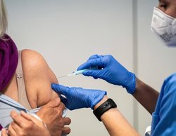 Me han vacunado de una dosis de AstraZeneca y la han suspendido temporalmente... ¿ahora qué?