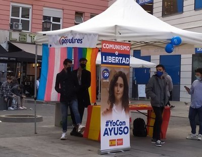 Cuelgan banderas LGTBI de un puesto de campaña de Ayuso y las redes recuerdan las veces que el PP ha despreciado al colectivo