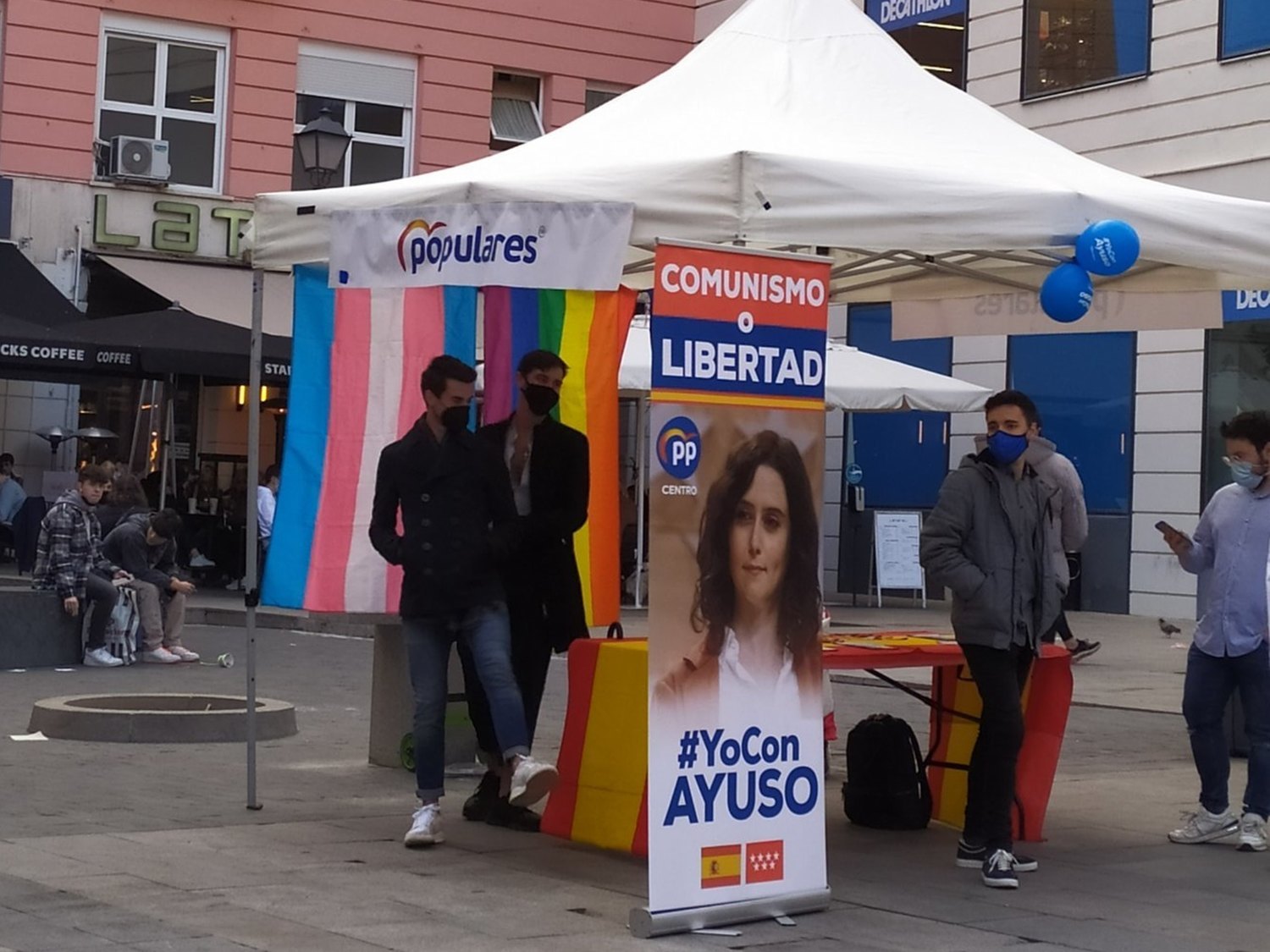 Cuelgan banderas LGTBI de un puesto de campaña de Ayuso y las redes recuerdan las veces que el PP ha despreciado al colectivo