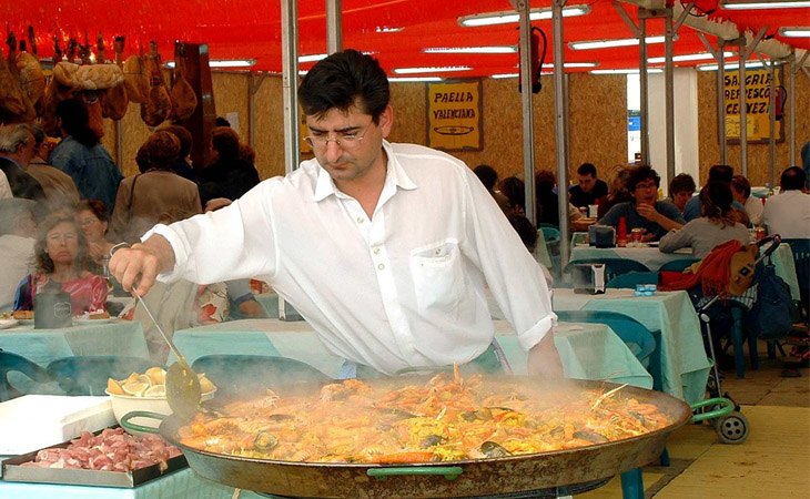 La paella en todas sus variables reúne a muchas personas