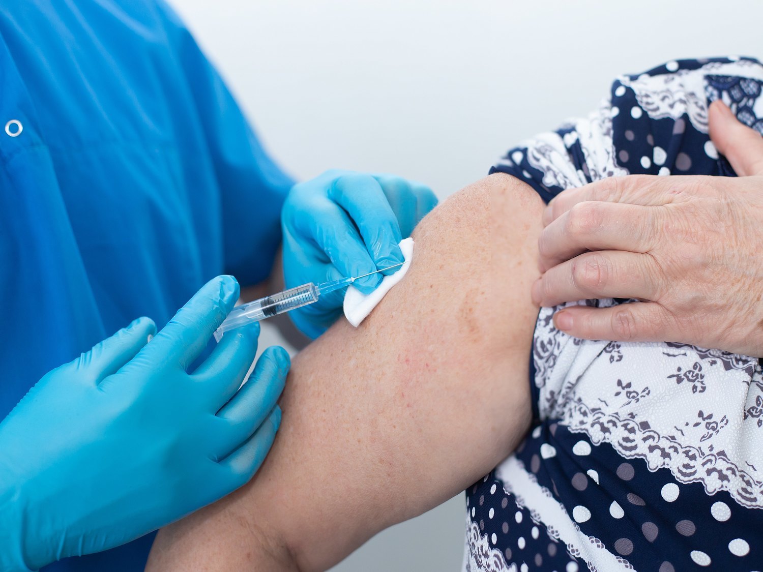 Una anciana aprovecha la vacuna del coronavirus para pedir auxilio: "¡Estoy secuestrada!"