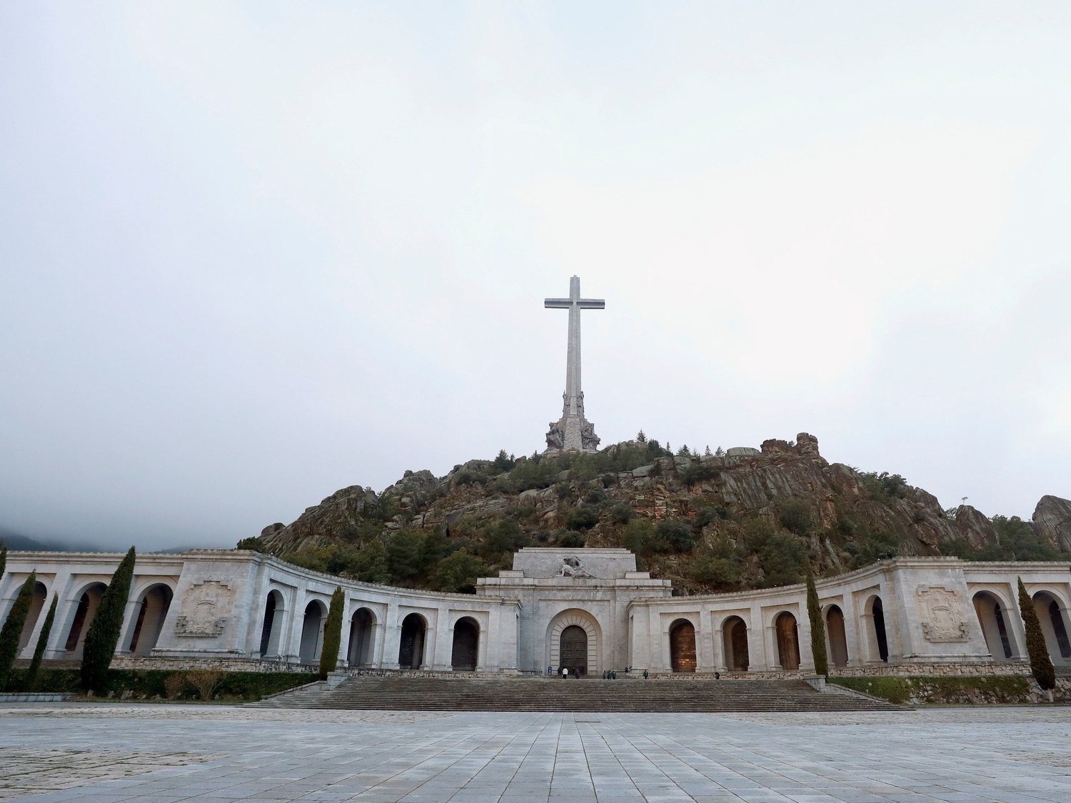 El Escorial (PP) cataloga la exhumación del Valle de los Caídos "obra mayor" y alargará meses su posible autorización