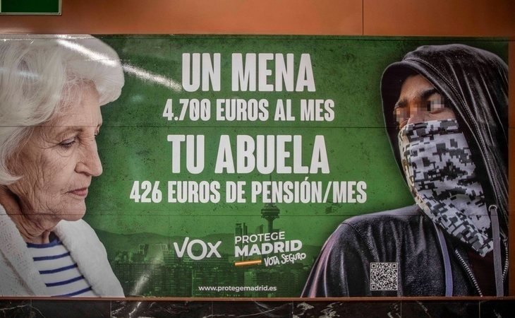 Cartel de VOX en la Puerta del Sol en contra de los menores extranjeros no acompañados