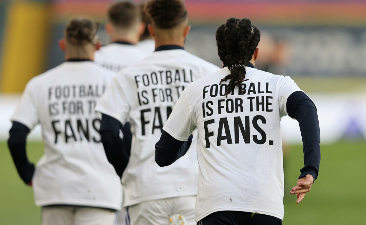 Jugadores del Leeds United vistiendo camisetas contra la Superliga