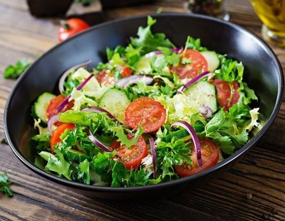 Alerta alimentaria: retiran esta popular ensalada del supermercado y piden evitar su consumo