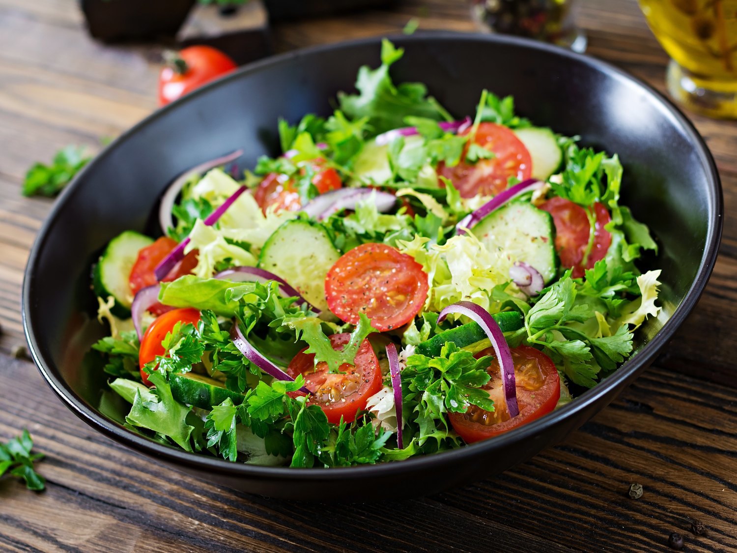 Alerta alimentaria: retiran esta popular ensalada del supermercado y piden evitar su consumo