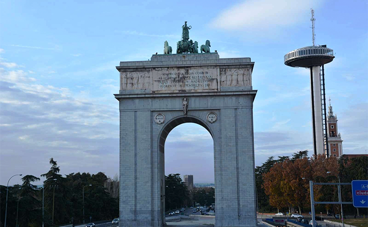 Está dedicado a la victoria del bando franquista