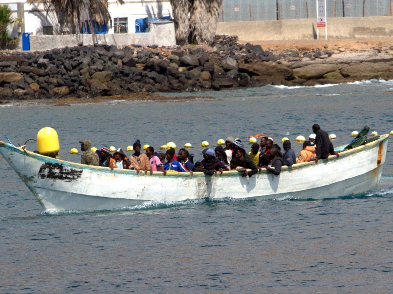 Localizan un cayuco con 17 muertos y tres supervivientes al sur de la isla de El Hierro