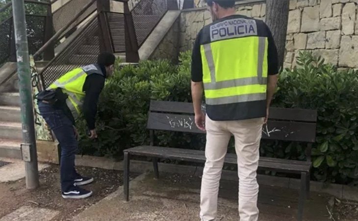 Agentes inspeccionan el lugar de la agresión