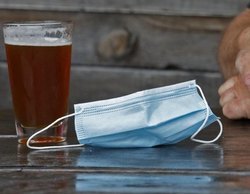 He recibido la vacuna contra la Covid y quiero celebrarlo: ¿puedo beber alcohol?