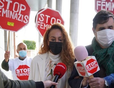 ¿Qué se esconde detrás del grupo machista que ha acosado a Rocío Carrasco con pancartas de "Stop Feminazis"?