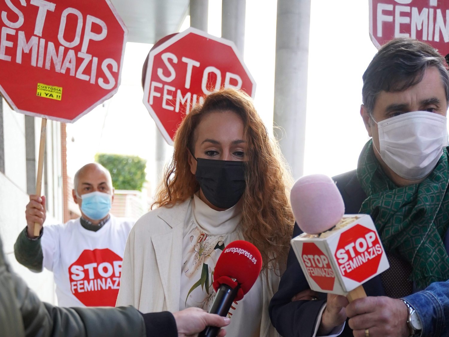 ¿Qué se esconde detrás del grupo machista que ha acosado a Rocío Carrasco con pancartas de "Stop Feminazis"?