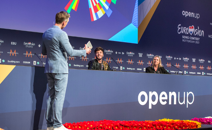 Koos van Plateringen ha sido la mano que ha elegido la mitad de la que Blas Cantó, en imagen junto a Ana Bordás (RTVE), partirá en la gran final de Eurovisión 2021. Créditos: Raúl Tejedor